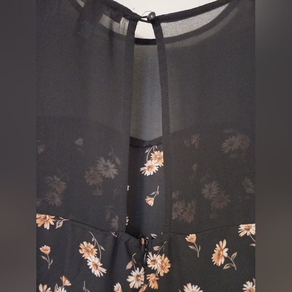 *SOLD* Black Sheer Daisy Print Short Sleeve Mini Dress - Picture 3 of 6